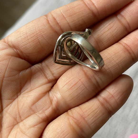 VINTAGE Diamond Shaped Silver Toned Pearl Ring - Picture 3 of 3